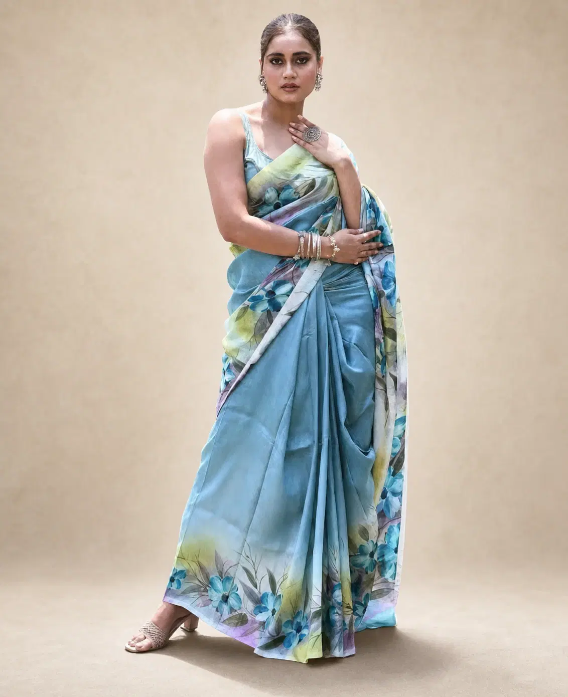 Women's Blue Floral Printed Saree With Blouse Piece