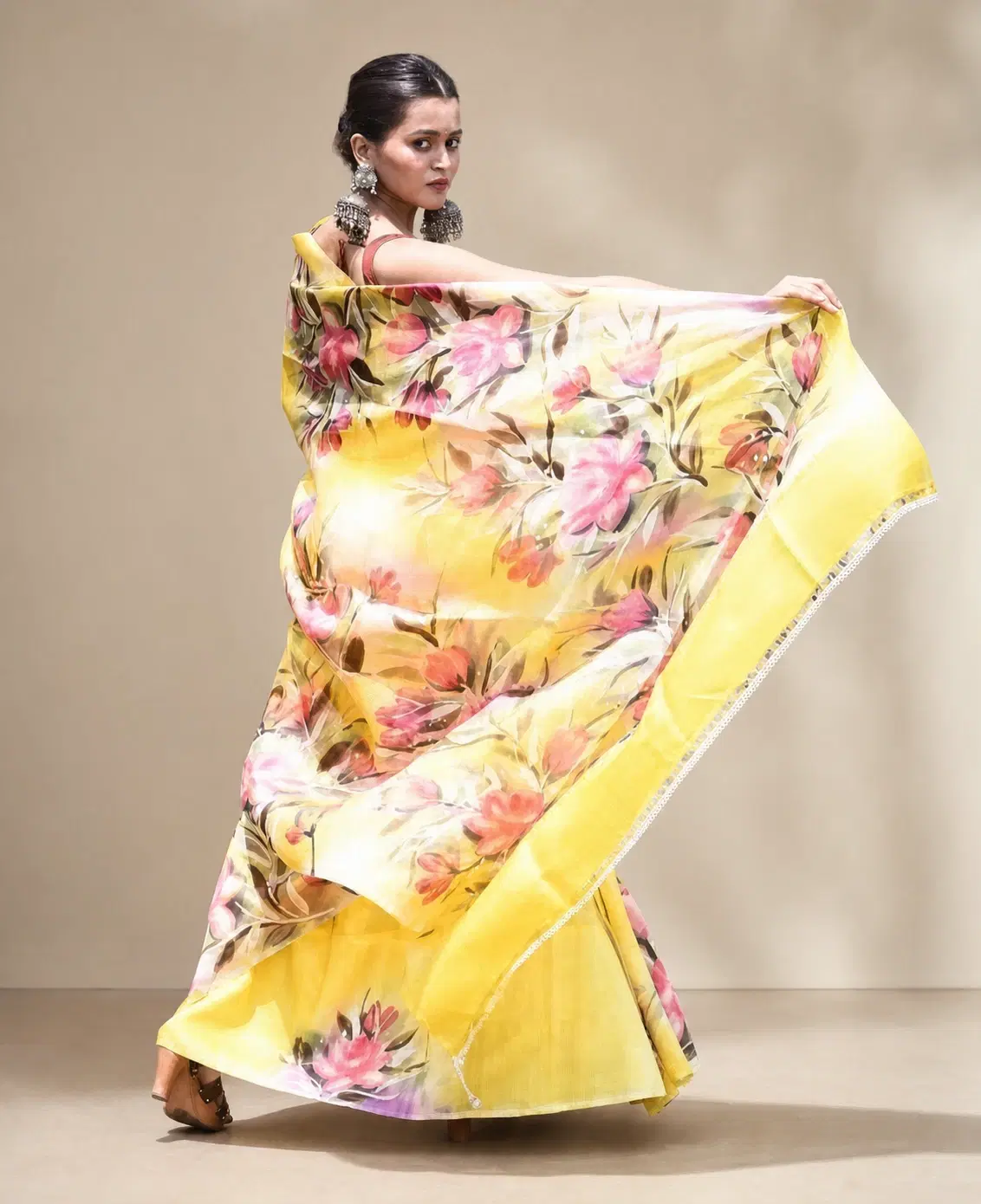 Women's Yellow Floral Printed Saree With Blouse Piece